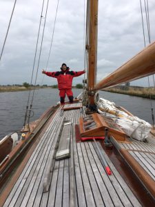 Skipper Holger am Bug